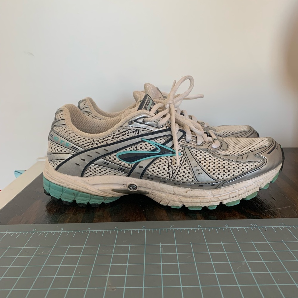 Brooks jogging shoes sz 9.5